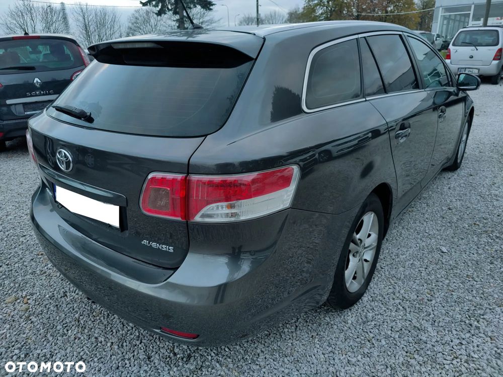 Toyota Avensis - 17