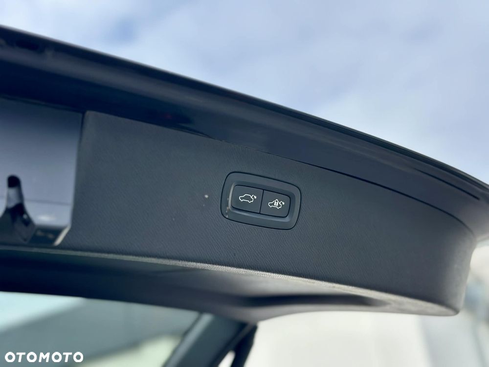 Volvo XC 90 D5 AWD Geartronic RDesign - 12