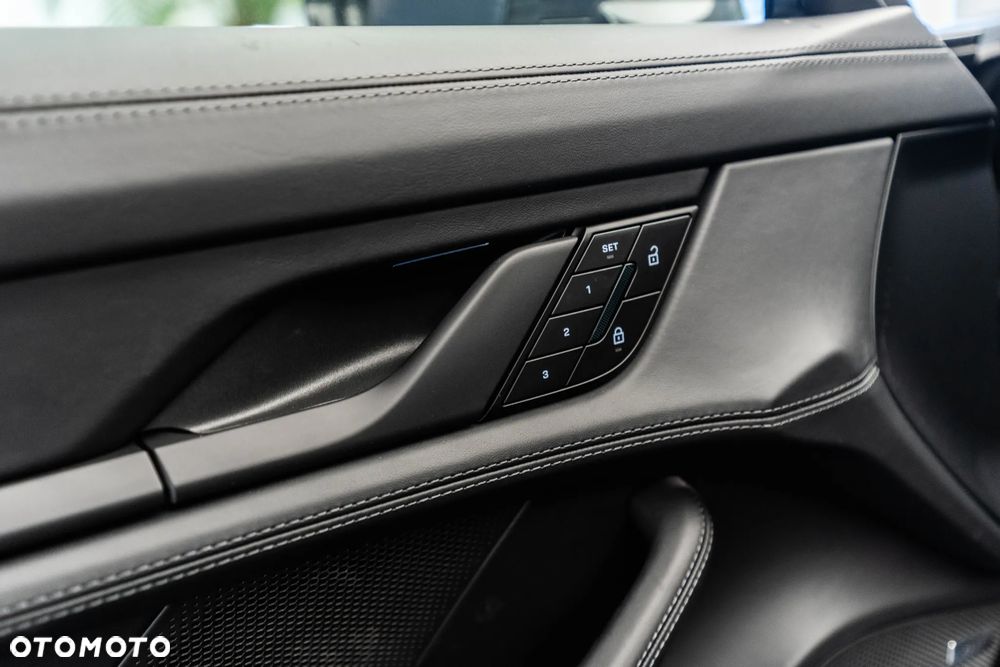 Porsche Taycan 105kWh 4S Black Edition - 24