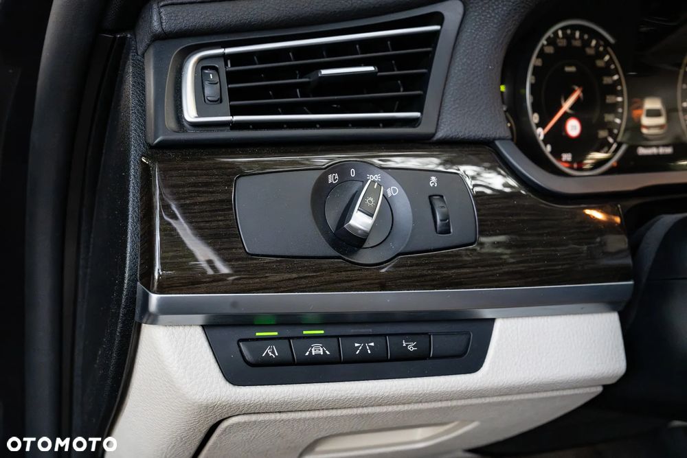 BMW Seria 7 740Li Edition Exclusive - 13