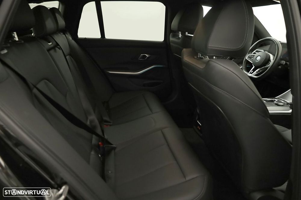BMW 330 e Edição Desportiva M Auto - 23