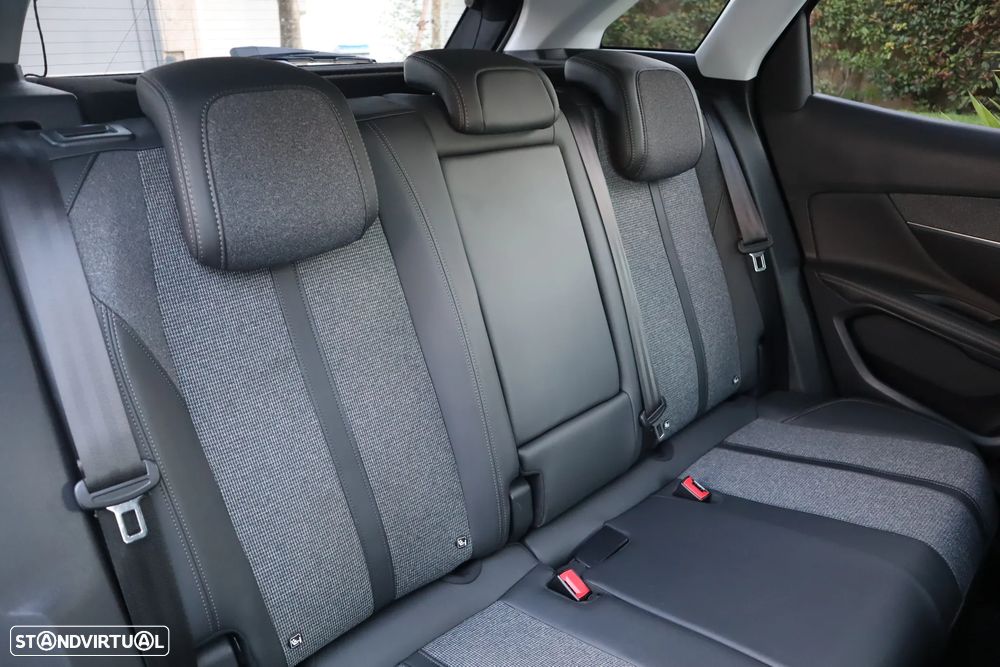 Peugeot 3008 1.2 PureTech Allure J18 - 21