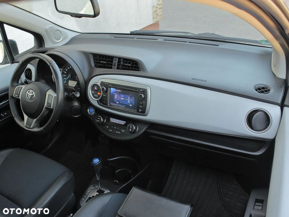 Toyota Yaris Hybrid 100 Dynamic - 18