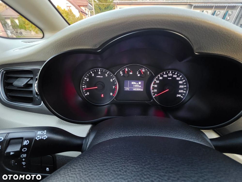 Kia Carens - 23