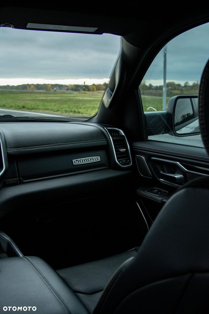 RAM 1500 5.7 Crew Cab Shortbed Laramie Black - 30