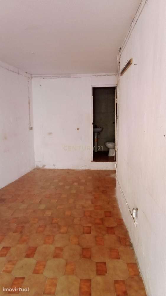 Prédio tradicional com 3 pisos junto Zona Ribeirinha de Alcácer do Sal - Grande imagem: 5/12