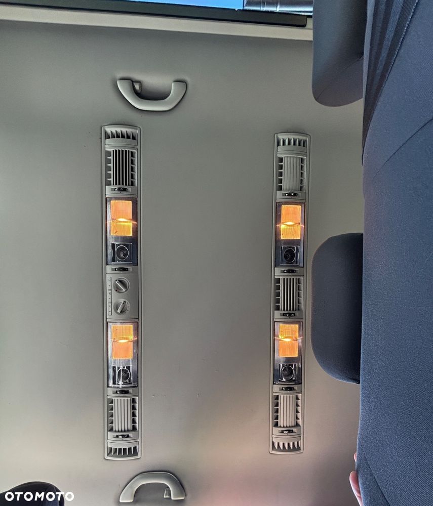 Volkswagen Caravelle - 9