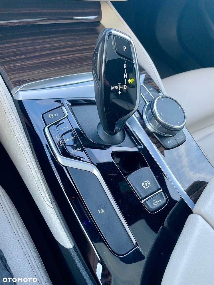 BMW Seria 5 M550i xDrive - 14
