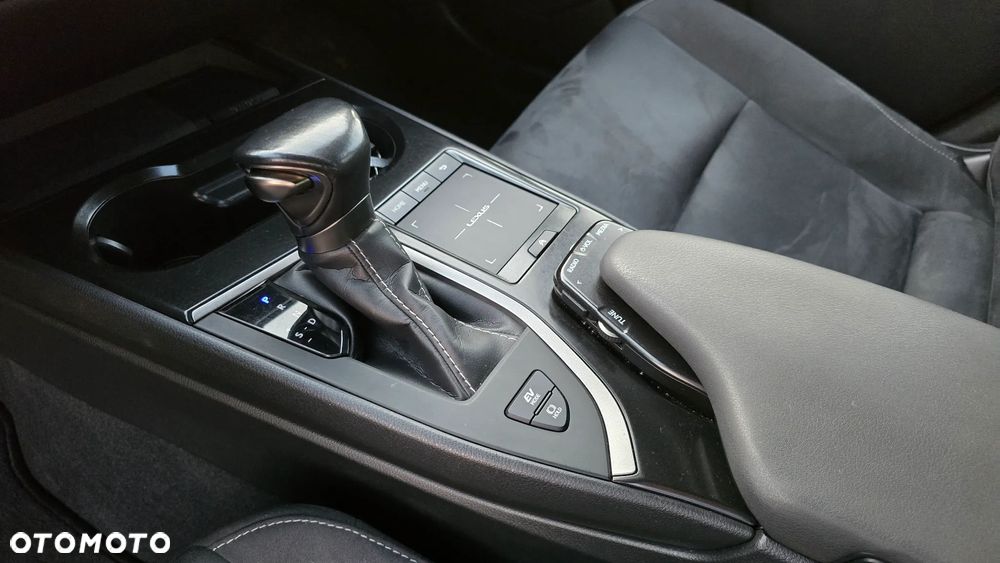 Lexus UX - 25