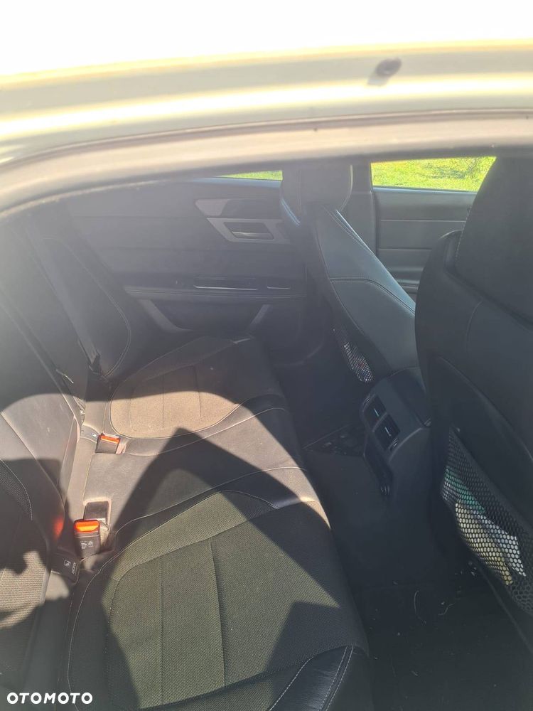 Jaguar XF 2.0 i4D AWD R-Sport - 13