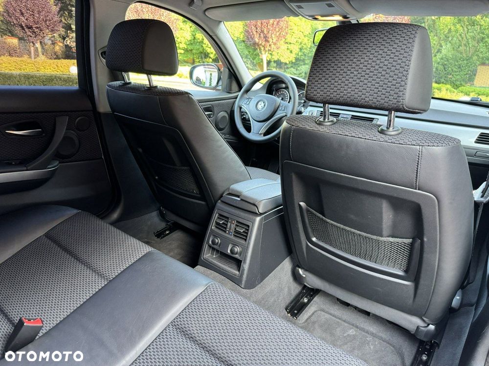 BMW Seria 3 320d xDrive - 28