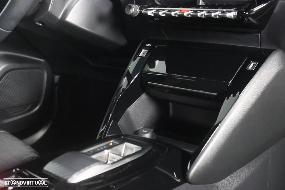 Peugeot e-2008 Allure - 17