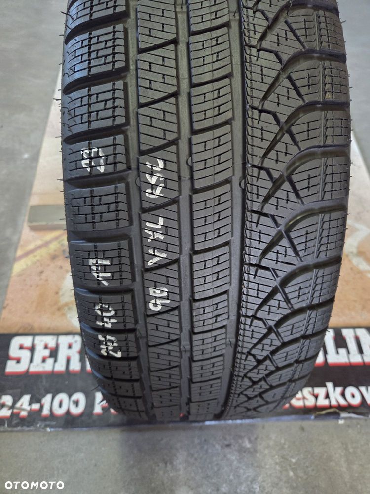 opona używana 245/40R19 Pirelli Winter PZERO TM * RSC RUNFLAT - 1