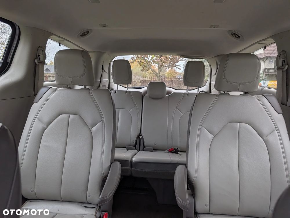 Chrysler Pacifica - 12