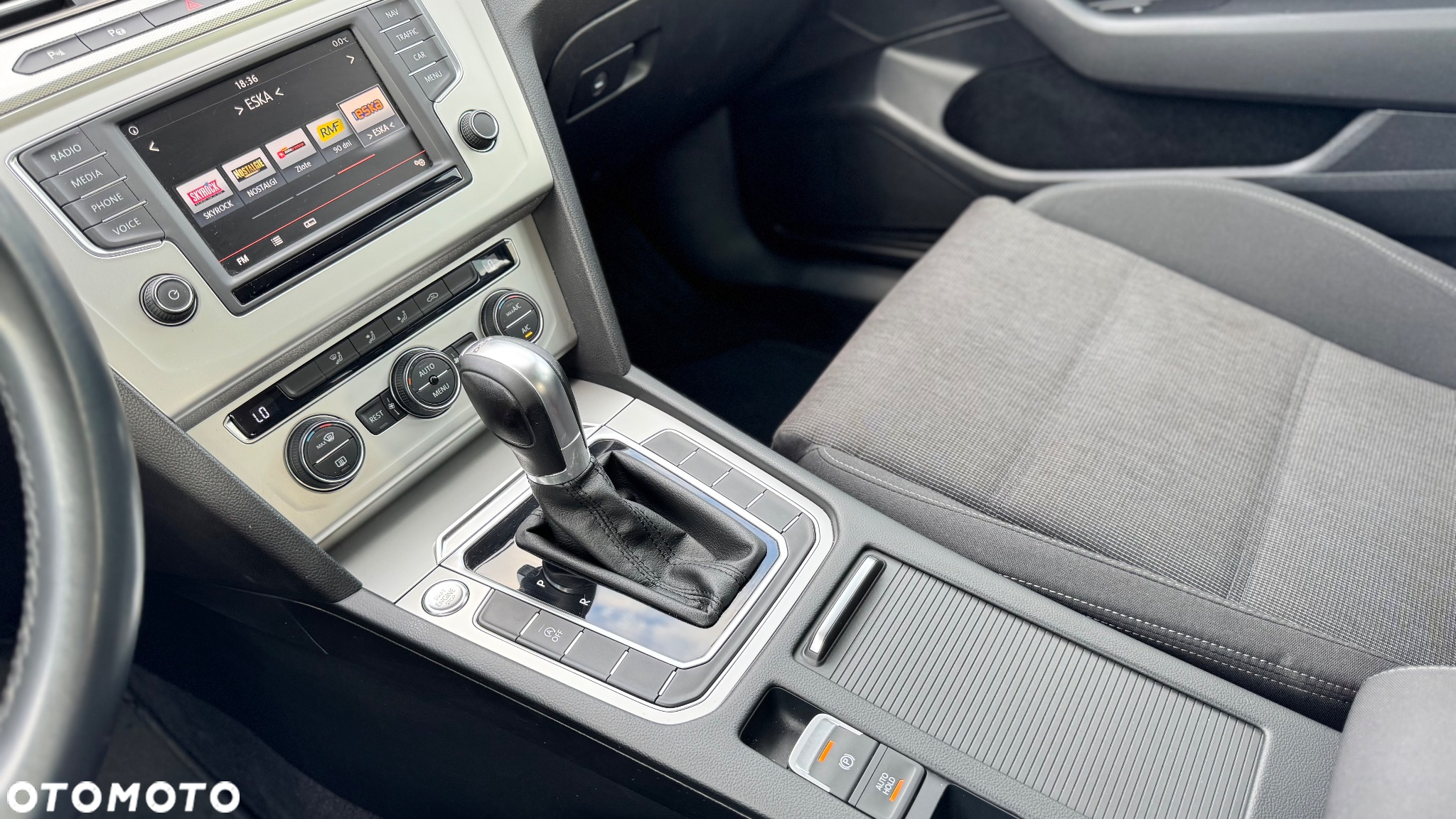 Volkswagen Passat Variant 1.6 TDI (BlueMotion Technology) DSG Comfortline - 11