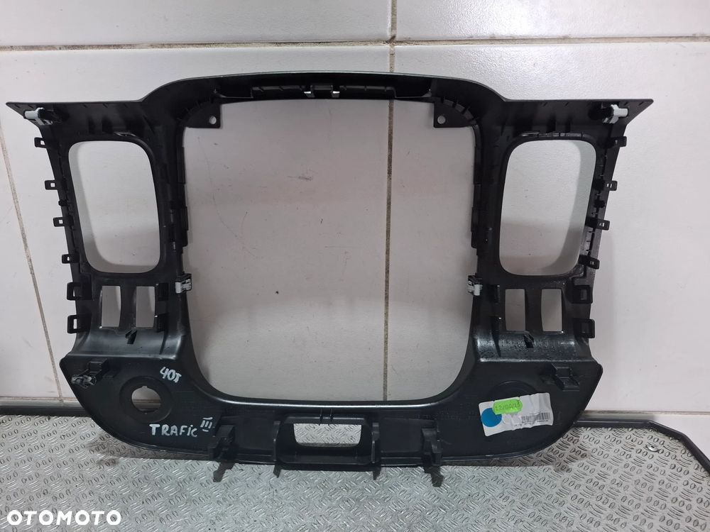 Ramka radia Renault Trafic III 2018 rok nr 682607479R - 2