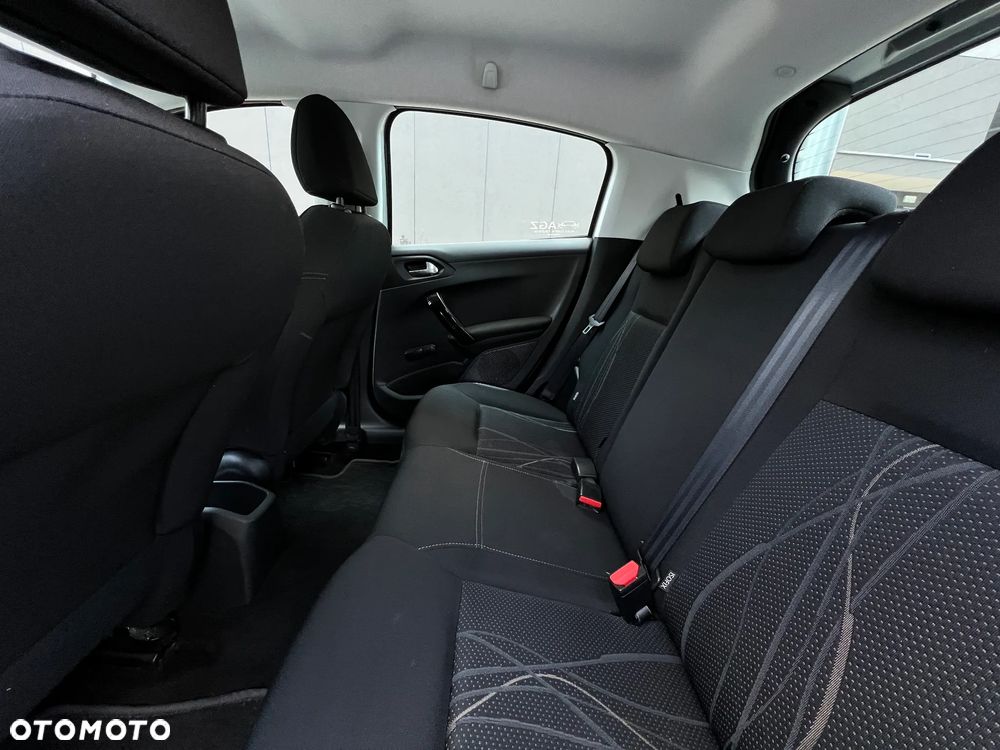 Peugeot 208 - 16
