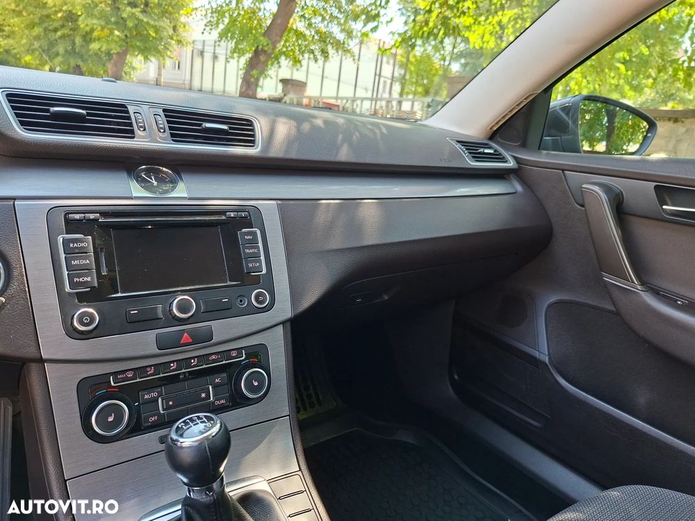 Volkswagen Passat 2.0 TDI Blue TDI Comfortline - 26