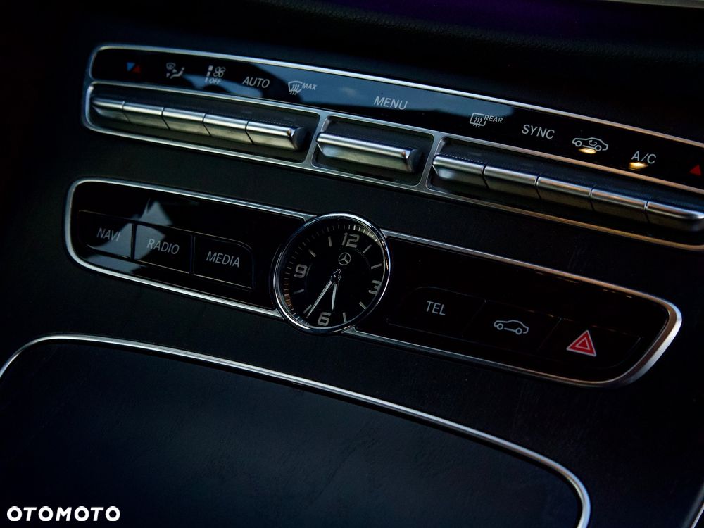 Mercedes-Benz Klasa E 400 4-Matic 9G-TRONIC - 16