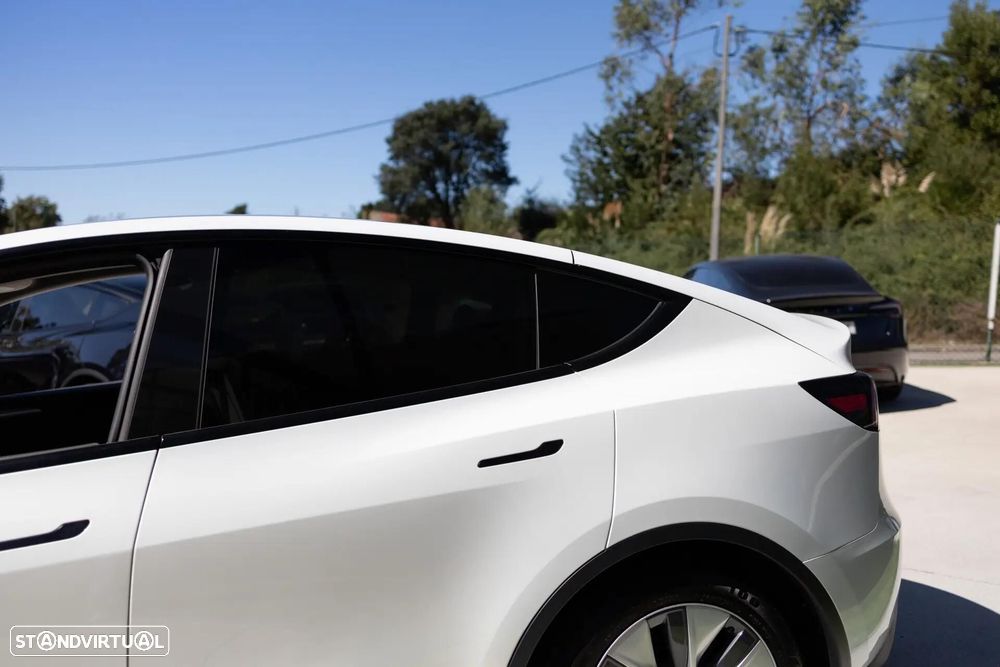 Tesla Model Y Long Range Dual Motor AWD - 11