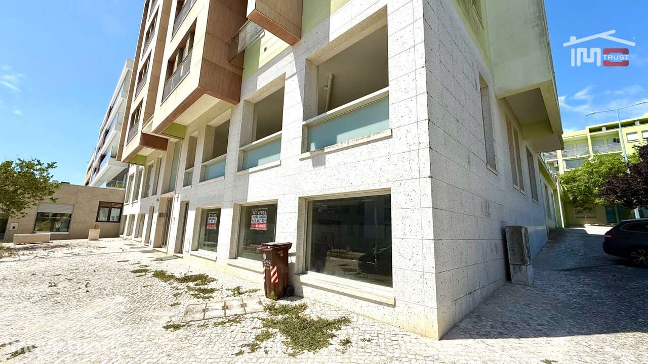 Loja 225m2 Camarate - Espaço Disponível a todas as Actividades Come... - Grande imagem: 3/32