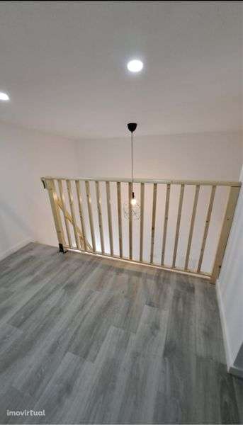 Arrendo estudio  T0 duplex com cozinha equipada e contas incluidas - Grande imagem: 3/12