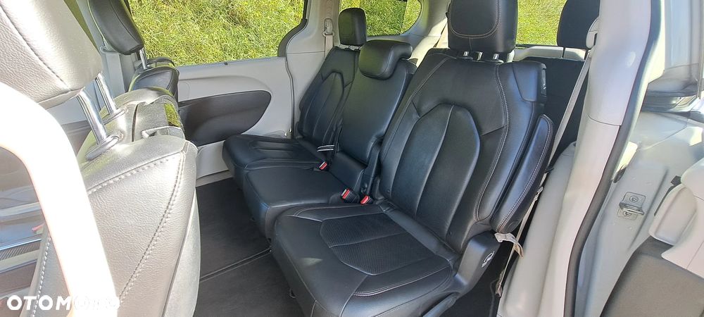 Chrysler Pacifica - 12