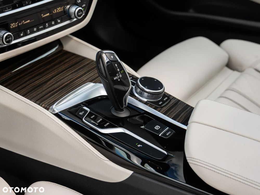 BMW Seria 5 M550i xDrive - 18