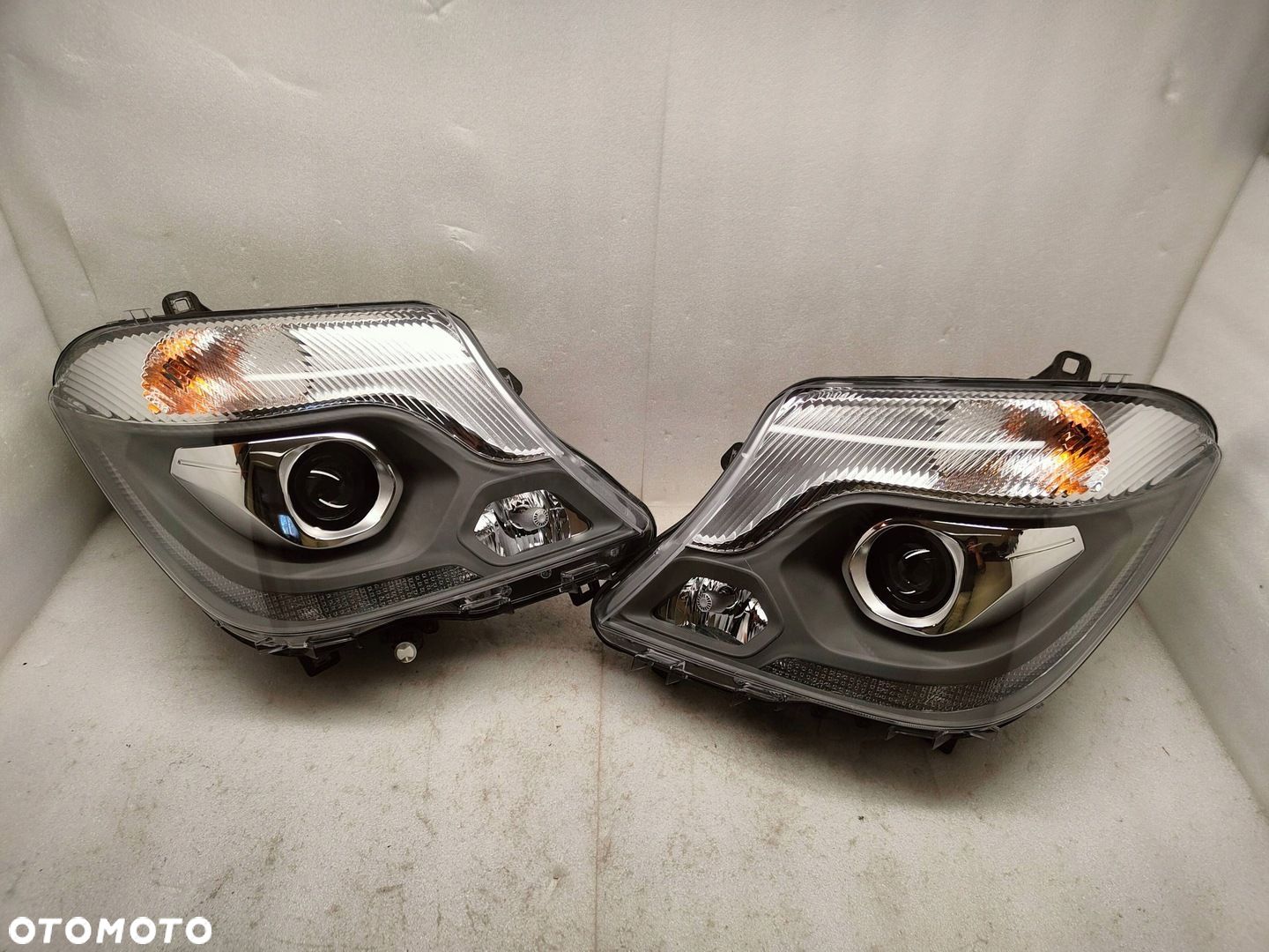 Mercedes-Benz Sprinter W906 XENON LIFT Komplet Lamp przednich A9068203261 - 1