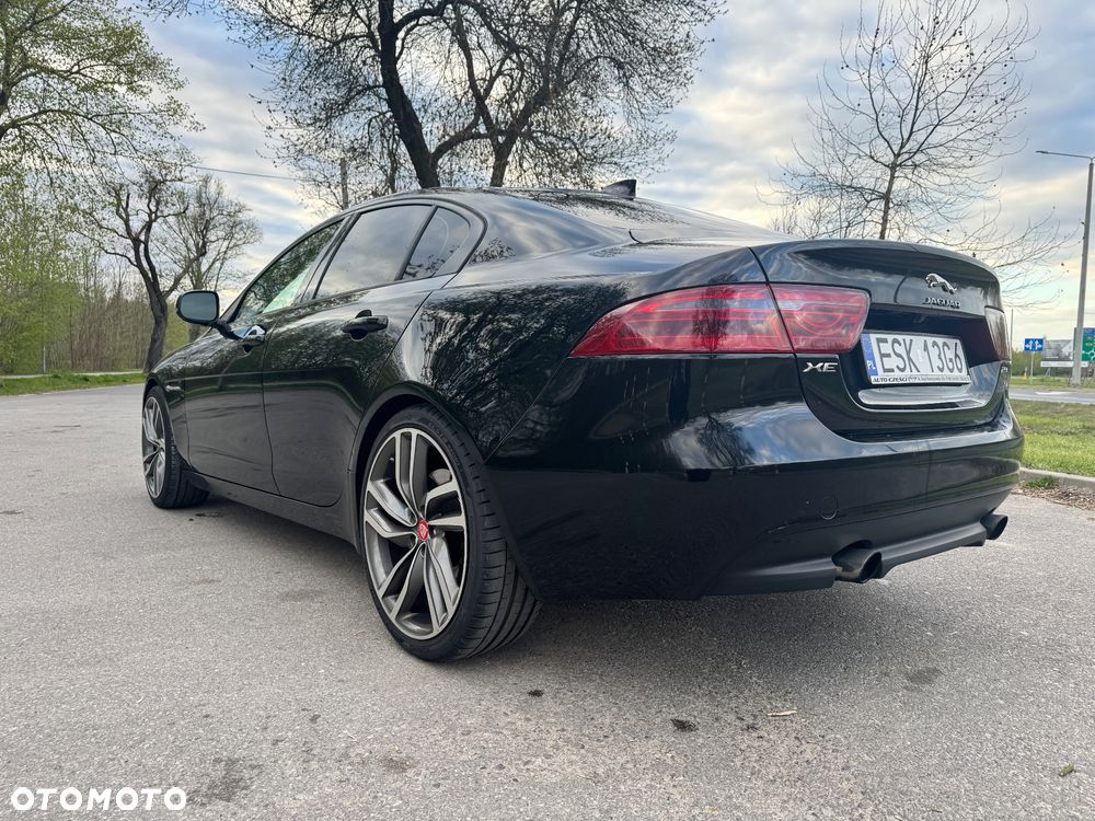 Jaguar XE 2.0 T Portfolio - 4