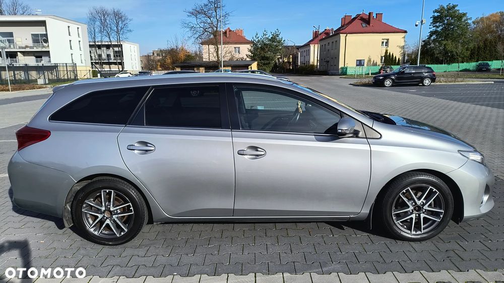 Toyota Auris 1.4 D-4D Premium Comfort - 4