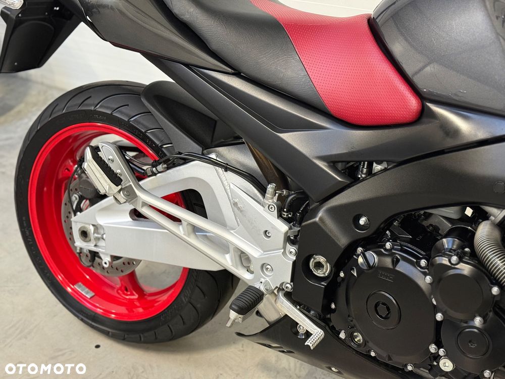 Suzuki GSR - 14