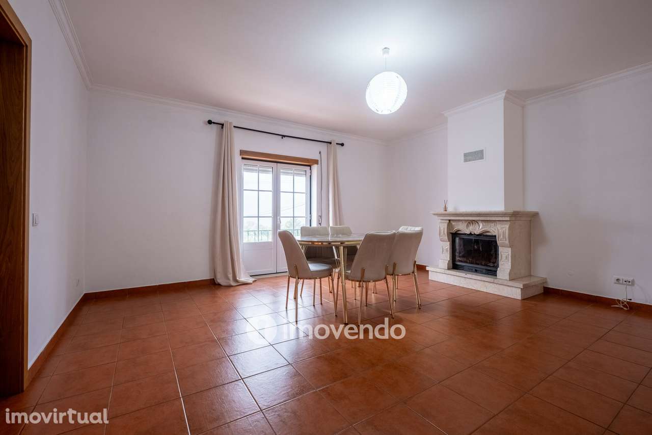 Moradia geminada T3, com áreas amplas e garagem, em Minde, Santarém - Grande imagem: 2/41