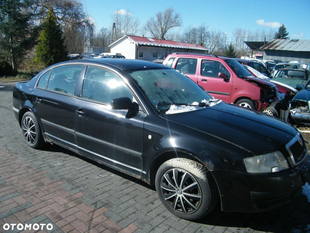 Skoda Superb I (02-05r.) 1.9 TDI 100KM. Silnik AVB Skrzynia EEN lakier LF7R. Cały na części. GWARANCJA !!!  Przód Tył Zestaw Komplet Drzwi Klapa Zderzak Błotnik Maska Grill Atrapa Szyba Pas Lampa Lusterko Boczki Fotel Kanapa Kokpit Deska Rozdzielcza Przełącznik Włącznik Sterownik Przewody Wiązka Instalacja Moduł Komputer Czujnik Listwa Pompa Alternator Wtryski Głowica Rozrusznik Kompresor Sprzęgło Dwumas Silnik Skrzynia ABS Klimatyzacji Paliwa Wspomagania Kolektor Turbina Przepustnica Zawór Chłodnica Koło Hak Belka Sanki Zawieszenie Mcpherson Półoś Amortyzator Wydech Tłumik Zacisk Most - 2