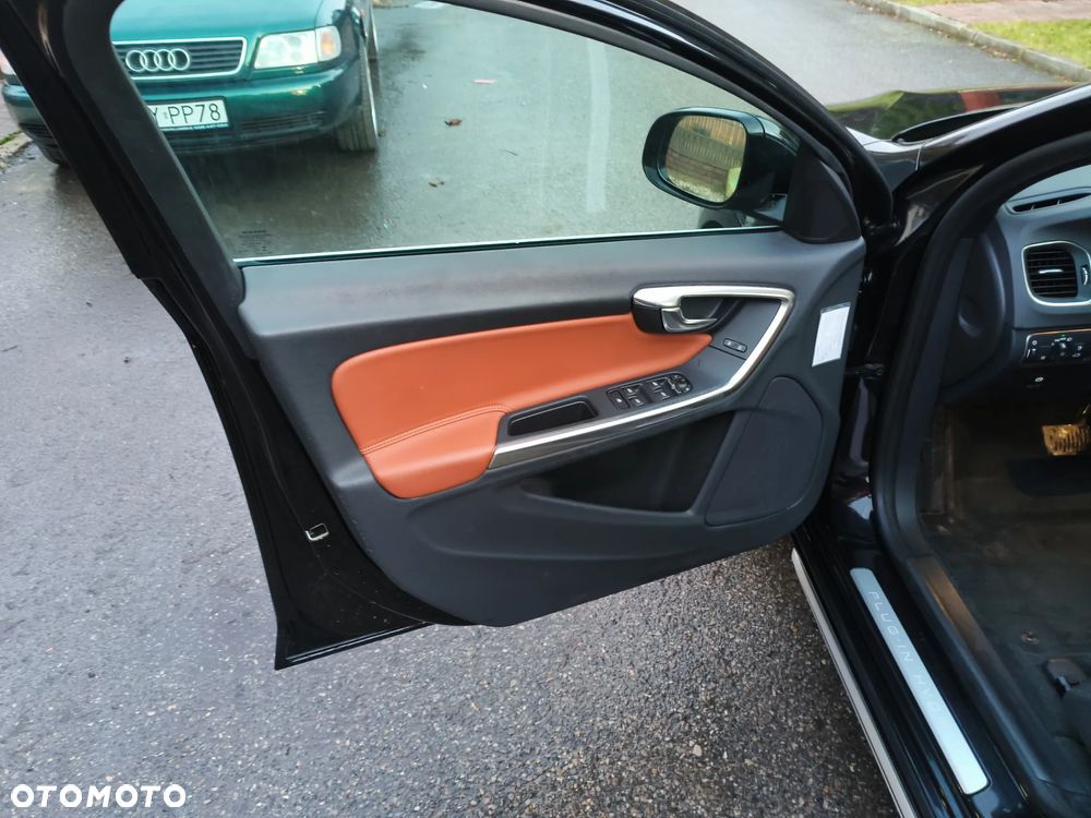 Volvo V60 D6 AWD Plug-in Hybrid R-Design Momentum - 12