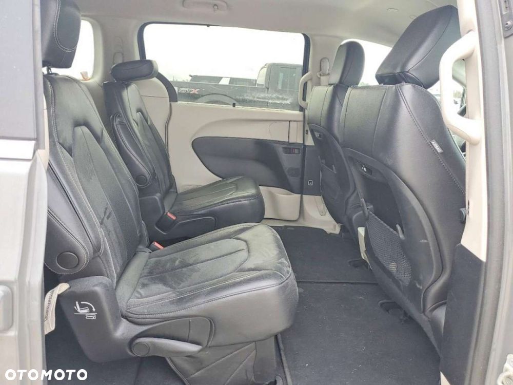 Chrysler Pacifica - 12