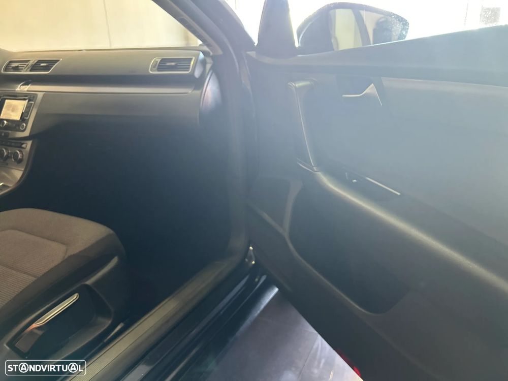 VW Passat 2.0 TDI BlueMotion Trendline - 32
