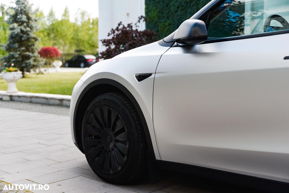 Tesla Model Y - 8