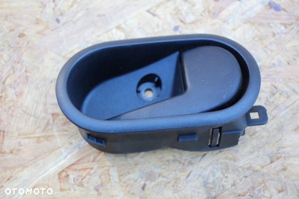 Klamka wewnętrzna prawa czarna FORD FIESTA MK6 6S61-A22600