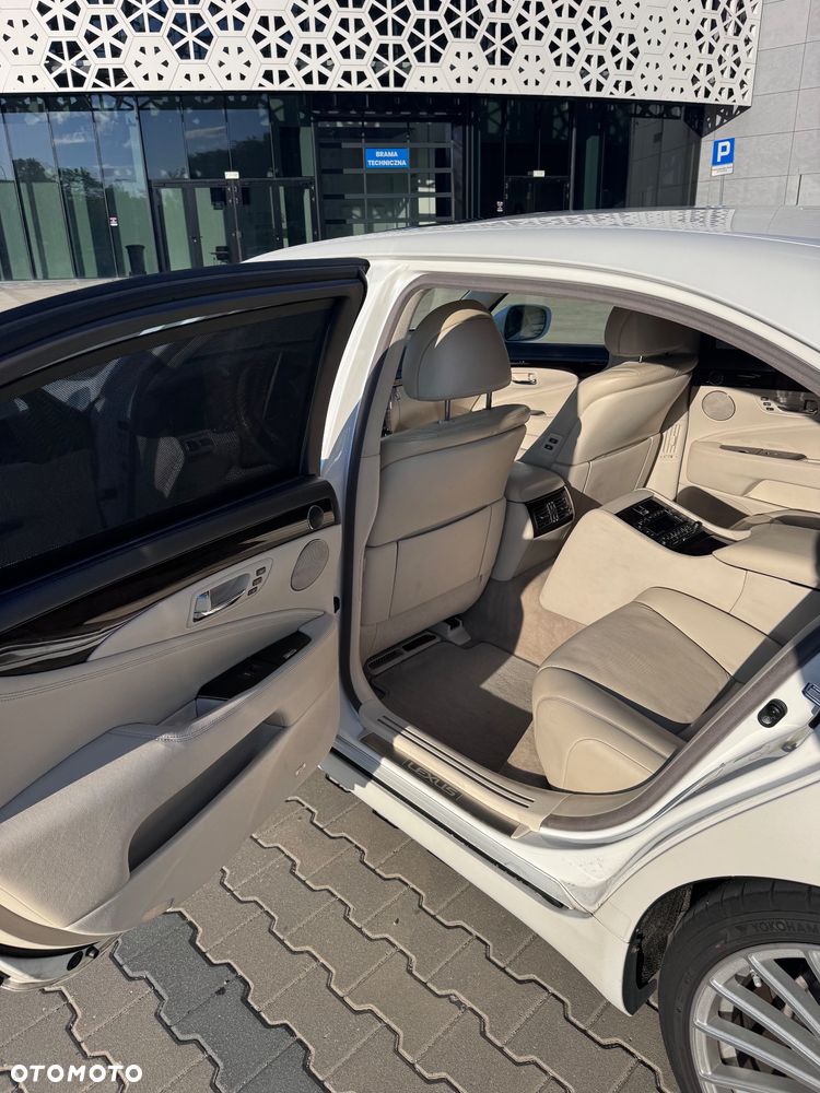 Lexus LS 600h L Superior - 24
