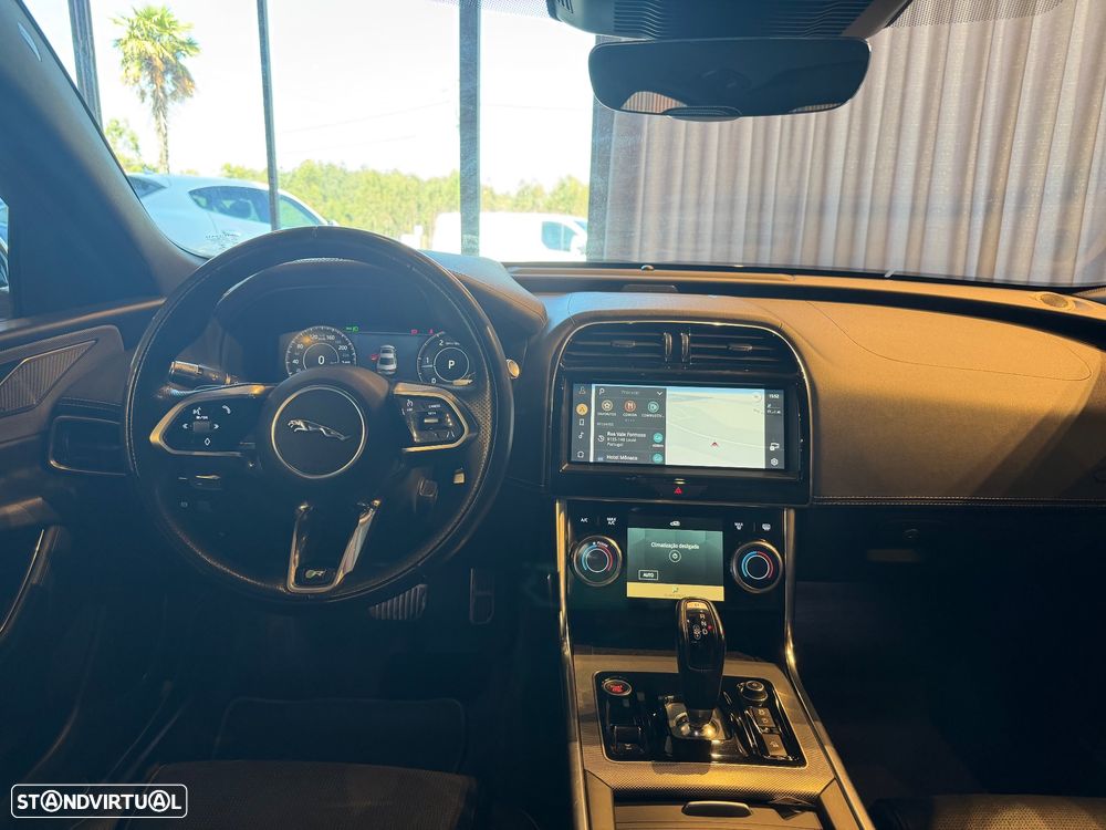 Jaguar XE 2.0 D200 R-Dynamic HSE - 32