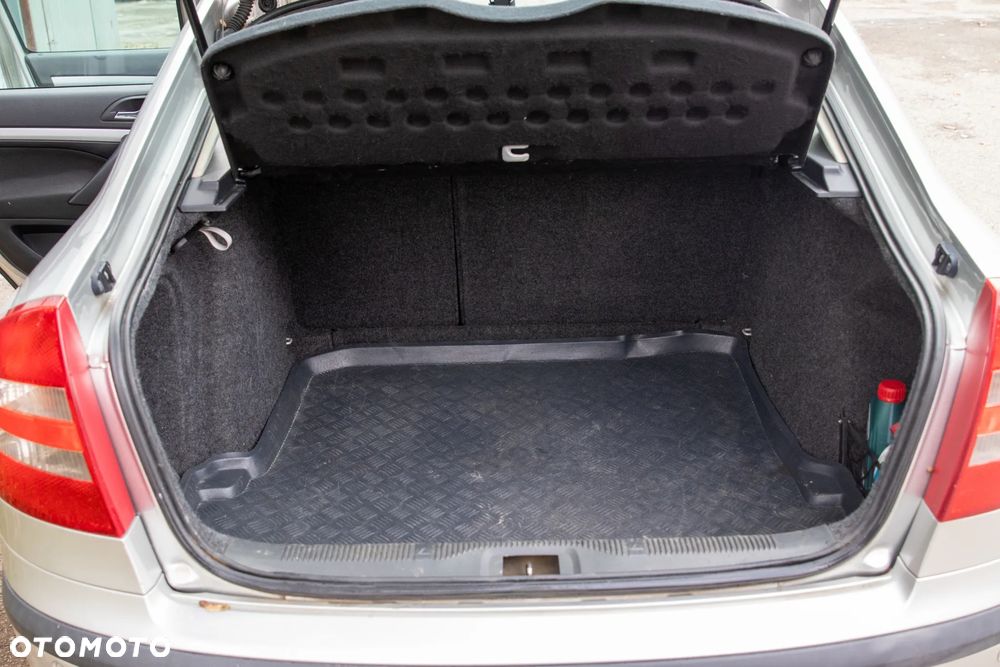 Skoda Octavia 1.6 Ambiente - 14