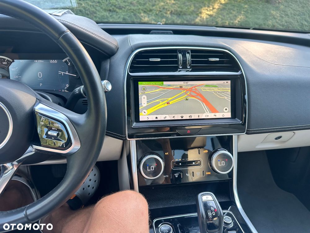 Jaguar XE 2.0 D180 R-Dynamic S - 18