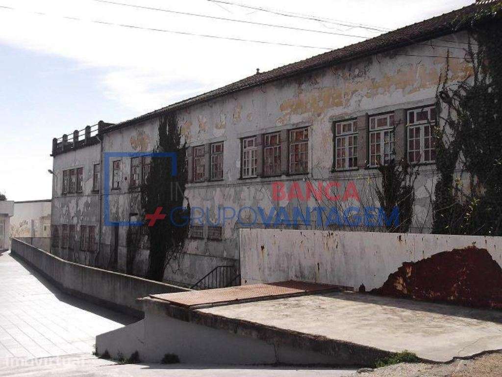 Prédio para Reabilitação no Centro de Nelas - Grande imagem: 2/8