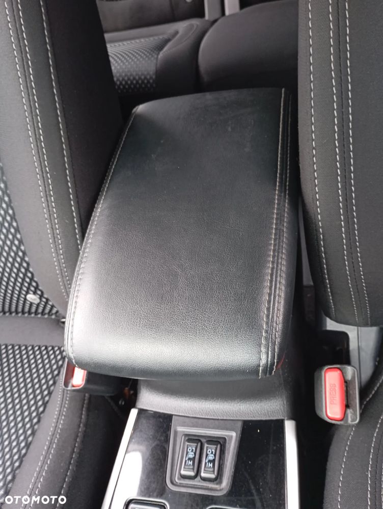 Mitsubishi Outlander - 25
