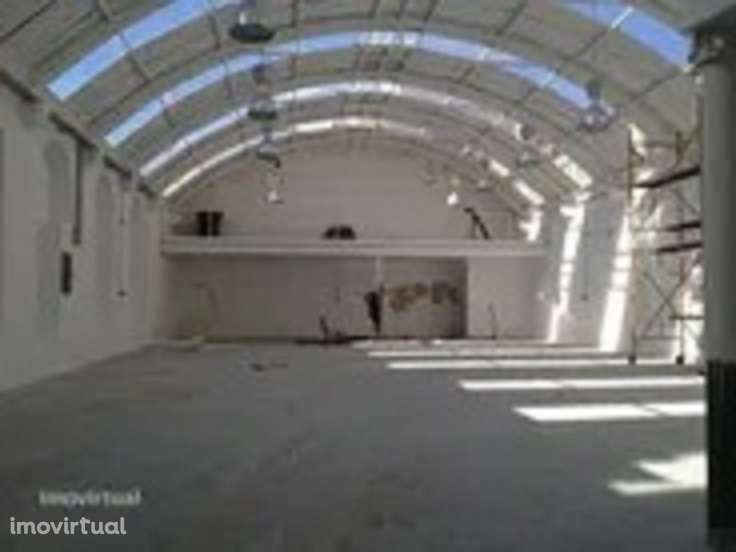 Espaço comercial de 420m² com estacionamento e ar condicionado - Grande imagem: 3/7