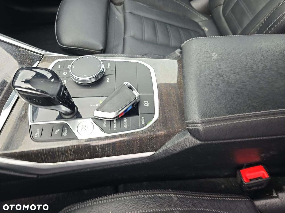 BMW Seria 3 330i xDrive M Sport - 11