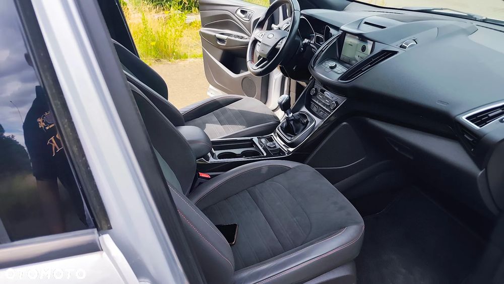 Ford Kuga 1.5 EcoBoost 2x4 ST-Line - 23