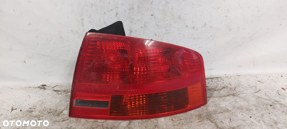 .  TYL TYLNA LAMPA PRAWA AUDI A4 B7 SEDAN - 1