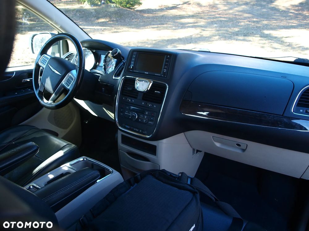 Chrysler Town & Country - 18